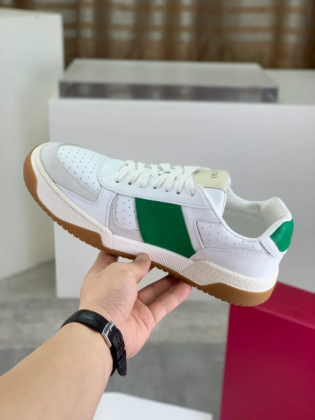 Men's men's shoes 💰P660 new top version of Valentino couple's bread shoes! Valentino Joie de Jouer series Velcro thick sole bread shoes couple style casual sports shoes white shoes original purchase development and production Joie de Jouer series simple style without losing style. The pure white base is paired with fresh green and soft beige, and the unique Velcro design highlights your personality. Every detail tells fashion and quality, wear it, take a confident step, and start the trend journey ✔️Fabric: Original customized imported first-layer cowhide ✔️Inner lining: Original customized soft sheepskin lining ✔️Outsole: Original molded non-slip TPU material ✔️Sole thickness: 3.5CM ✔️Size: Women's 35-41 Men's 38-46 (38. Male, 41 female, 46 non-refundable